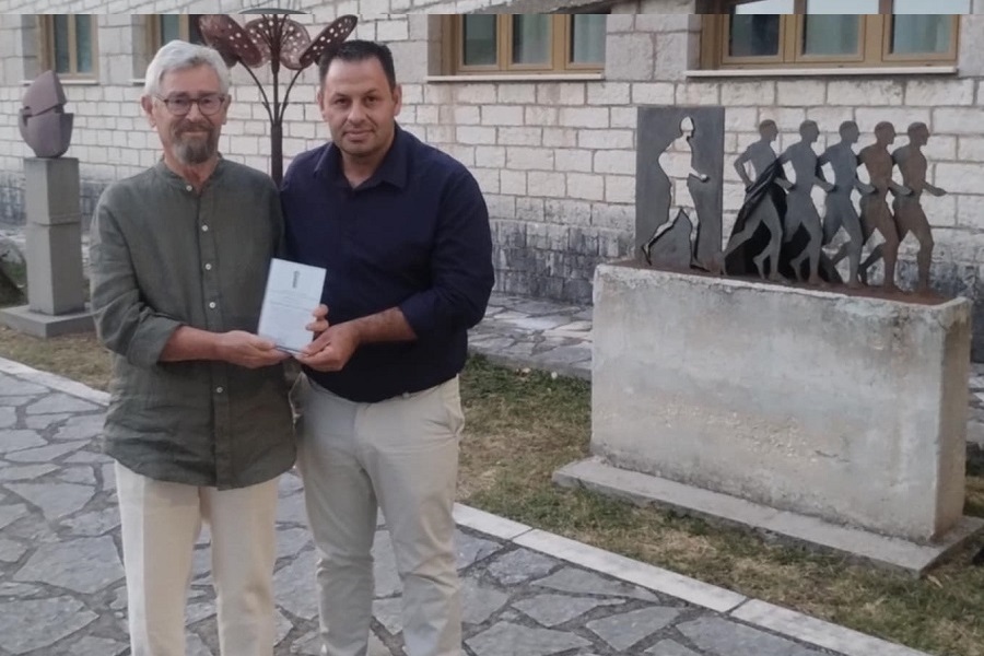 Βράβευση Θ. Παπαγιάννη από Ν. Βαΐτση